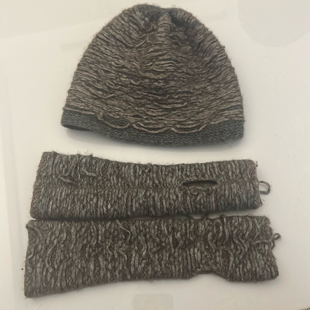 Isabel Benenato wool hat and fingerless gloves
